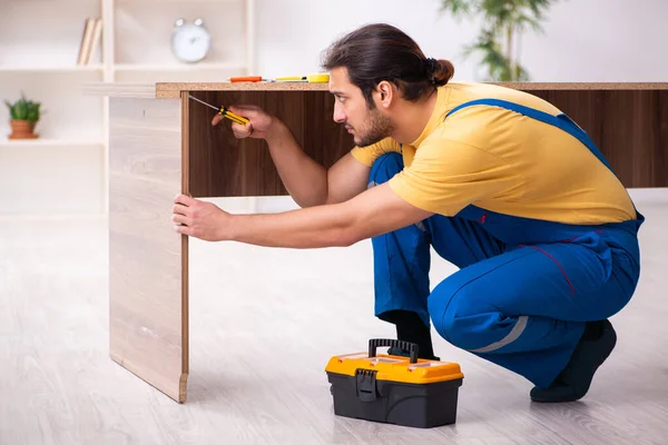 Joven carpintero masculino trabajando en interiores —  Fotos de Stock