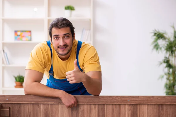 Jeune charpentier masculin travaillant à l'intérieur — Photo