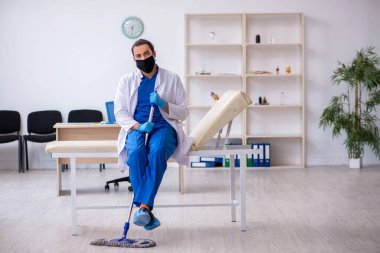 Genç erkek müteahhit salgın konseptinde dezenfekte kliniği