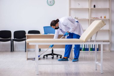 Genç erkek müteahhit salgın konseptinde dezenfekte kliniği