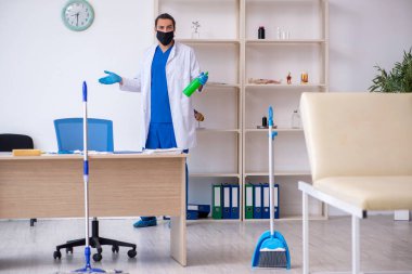 Genç erkek müteahhit salgın konseptinde dezenfekte kliniği
