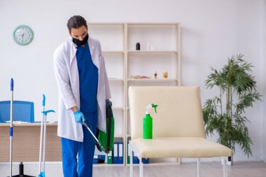 Genç erkek müteahhit salgın konseptinde dezenfekte kliniği