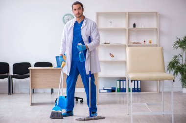 Genç erkek müteahhit salgın konseptinde dezenfekte kliniği