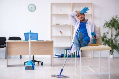 Genç erkek müteahhit salgın konseptinde dezenfekte kliniği