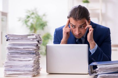 Genç bir erkek işçi aşırı işten memnun değil.