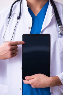 Teletıp konseptinde genç bir doktor.