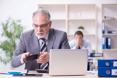 Ofiste çalışan iki muhasebeci.