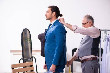 Genç işadamı yaşlı terziyi ziyaret ediyor.