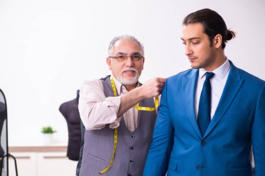 Genç işadamı yaşlı terziyi ziyaret ediyor.