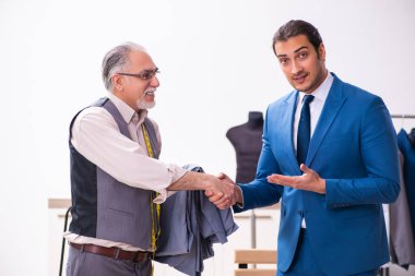 Genç işadamı yaşlı terziyi ziyaret ediyor.