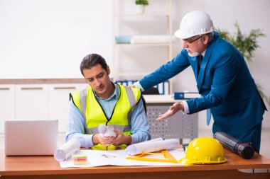 Ofiste çalışan iki erkek mimar.