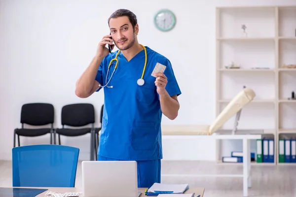 Klinikte çalışan genç erkek doktor. — Stok fotoğraf