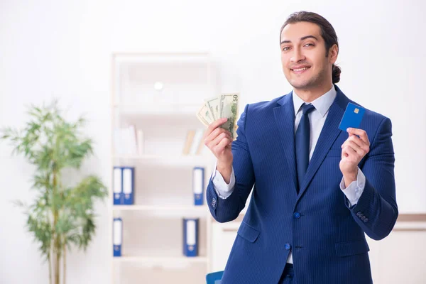 Junge männliche Logistiker arbeiten im Büro — Stockfoto