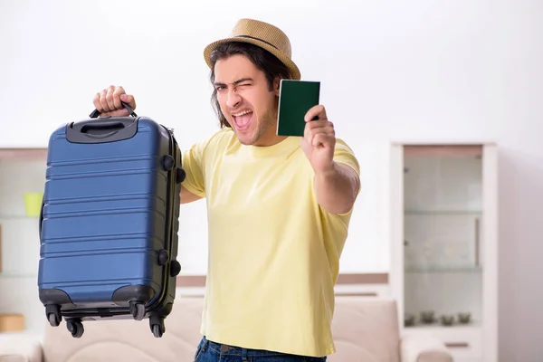 Joven con pasaporte y maleta preparándose para el viaje — Foto de Stock
