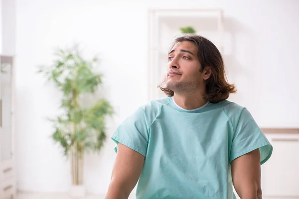 Jovem louco no hospital — Fotografia de Stock