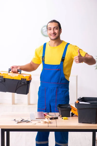 Joven carpintero masculino trabajando en interiores —  Fotos de Stock