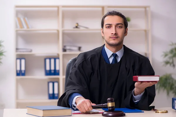 Jonge mannelijke rechter in het gerechtsgebouw — Stockfoto