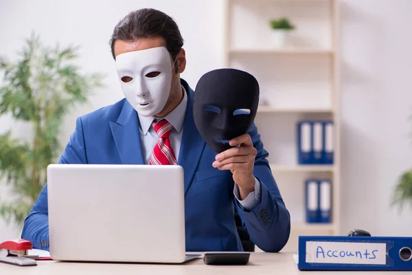 Dipendente maschile con maschera nel concetto di ippocrisia — Foto Stock