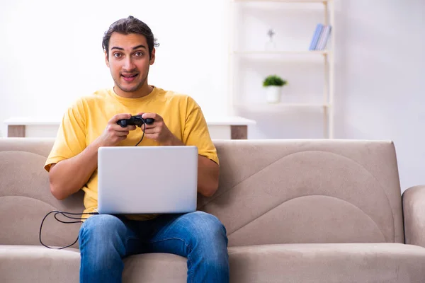 Junger Mann spielt Joystick-Spiele zu Hause — Stockfoto