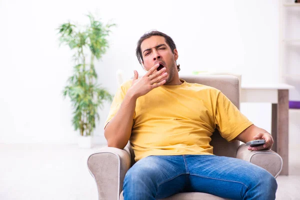 Hombre joven viendo la televisión en casa —  Fotos de Stock