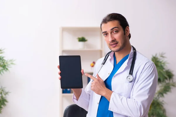 Junge Ärztin im telemedizinischen Konzept — Stockfoto