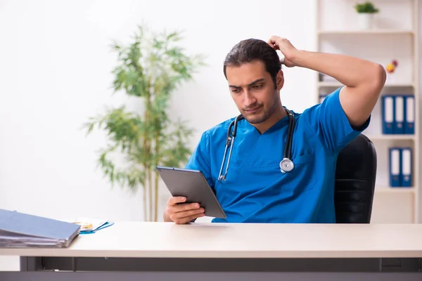 Mladý lékař v telemedicíně koncept — Stock fotografie