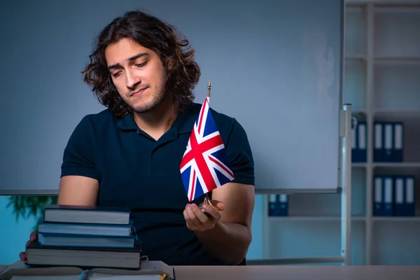 Jonge mannelijke student in de klas 's nachts — Stockfoto