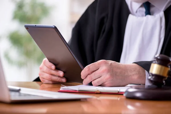 Old male judge working in courthouse — Stock Photo, Image