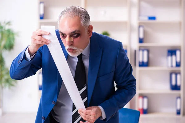 Altes Gesicht verletzte Mitarbeiterin sitzt im Büro — Stockfoto