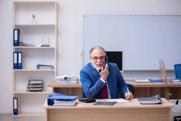 Παλιό αρσενικό αφεντικό υπάλληλος που εργάζεται στο γραφείο — Φωτογραφία Αρχείου