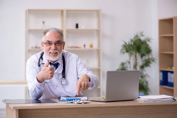 Alt männlich doktor working im die klinik — Stockfoto
