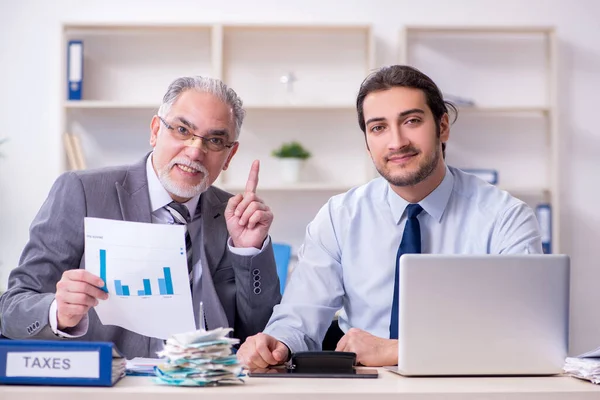 Two accountants working in the office — Stock Photo, Image