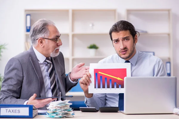 Due contabili che lavorano in ufficio — Foto Stock