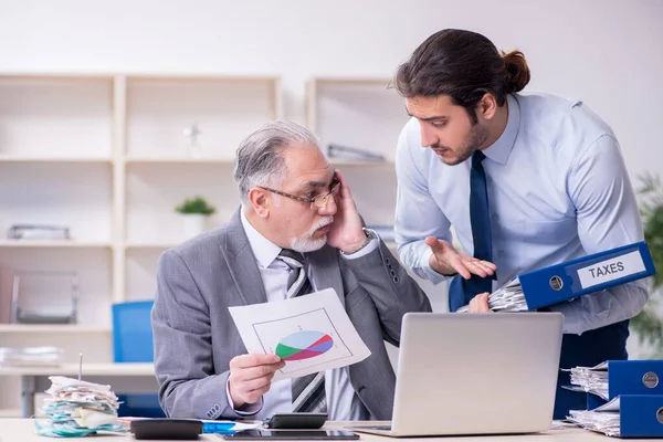 Twee accountants die op kantoor werken — Stockfoto