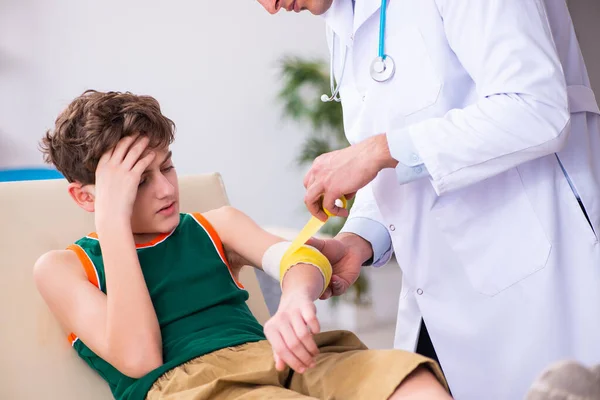 Enfermo niño visitando joven médico pediatra —  Fotos de Stock
