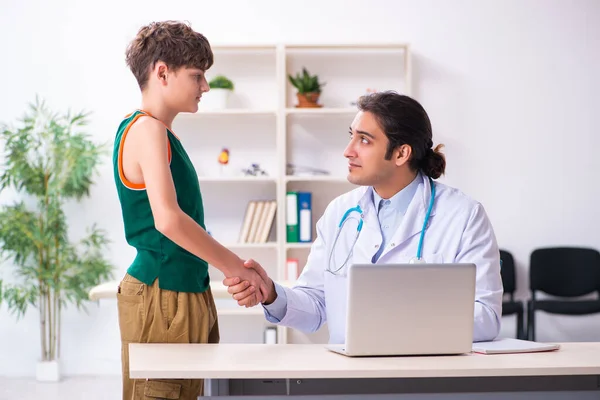 Menino doente visitando jovem médico pediatra — Fotografia de Stock