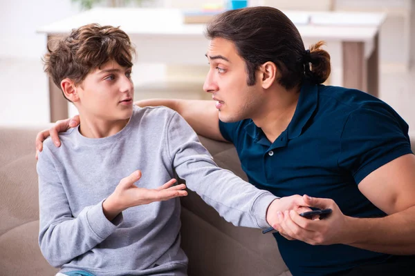 Père et fils en préparation à l'examen concept — Photo