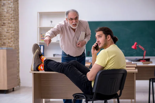 Starý učitel a mladý muž student ve třídě — Stock fotografie