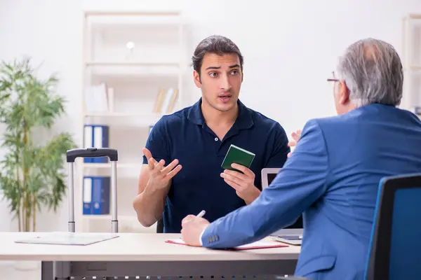 Jongeman op bezoek bij ambassade voor visumaanvraag — Stockfoto