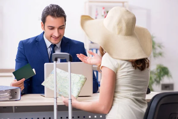 Mujer joven visitando embajada para visa —  Fotos de Stock