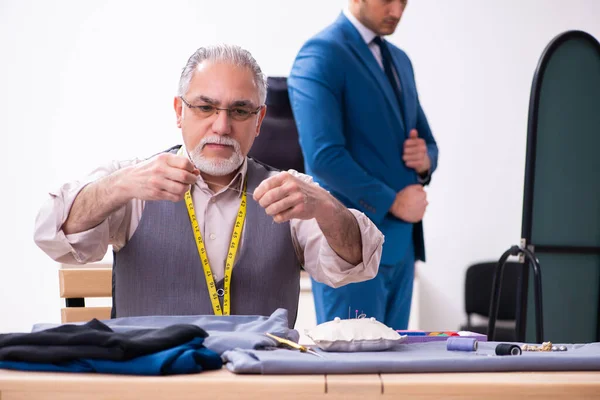 Young businessman visiting old male tailor — Stock Photo, Image