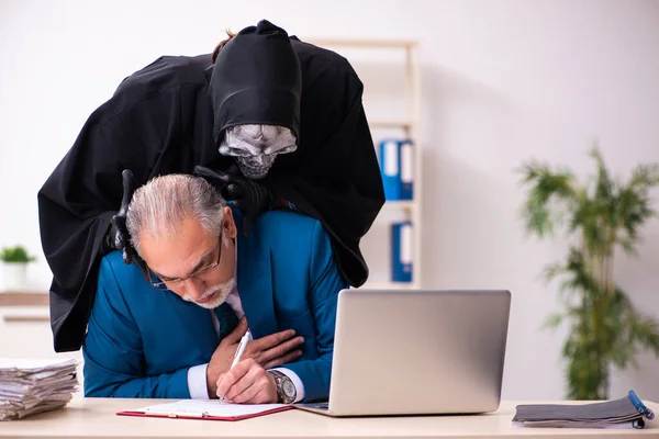 Alter Geschäftsmann-Mitarbeiter bekommt Deal mit dem Teufel — Stockfoto