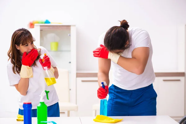 Jovem casal fazendo tarefas domésticas em casa — Fotografia de Stock