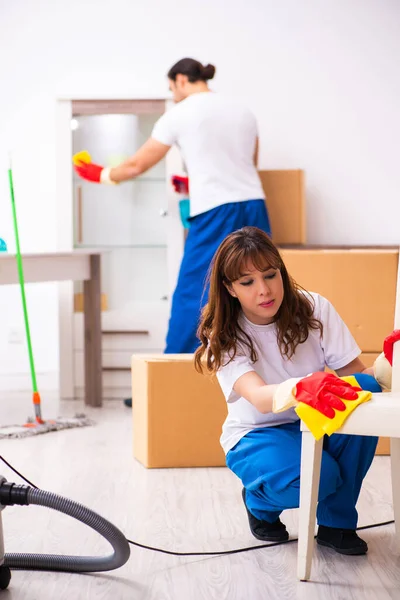 Giovane coppia che fa i lavori domestici a casa — Foto Stock