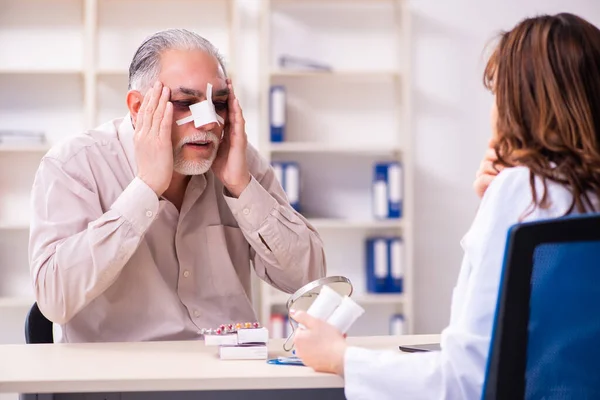 Vecchio visita giovane medico femminile per la chirurgia plastica — Foto Stock