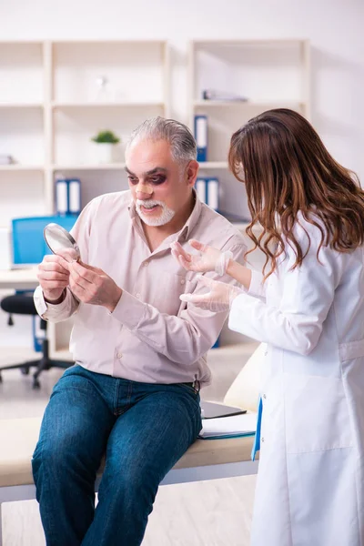 Vecchio visita giovane medico femminile per la chirurgia plastica — Foto Stock