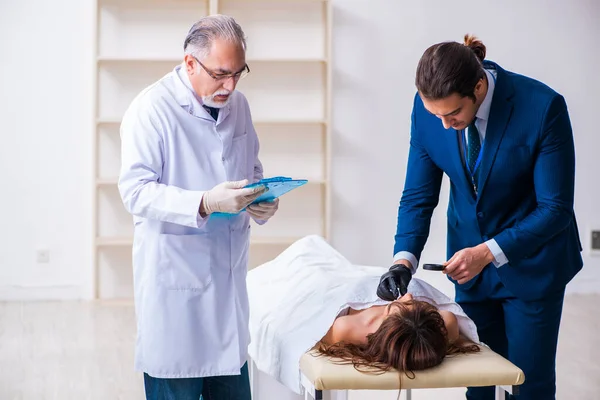 Forense de policía examinando cadáver en morgue — Foto de Stock