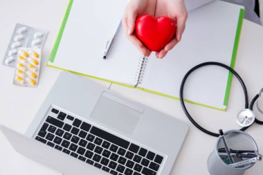 Doktor, tıbbi konseptte kalbi kontrol ediyor.