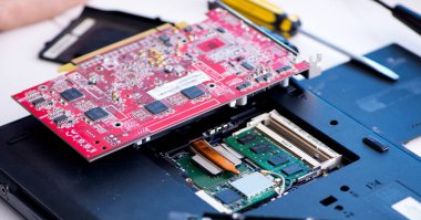 Bilgisayar dizüstü bilgisayarının tamirinde çalışan tamirci.