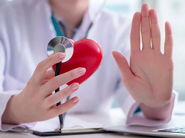 Doktor, tıbbi konseptte kalbi kontrol ediyor. — Stok fotoğraf